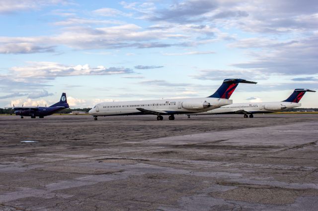 McDonnell Douglas MD-88 (N959DL) - Ship 959 sits alongside 916 and UR-CNT in September 2021.