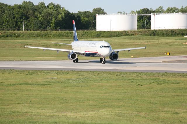 Airbus A321 (N562UW)