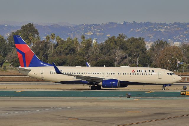 Boeing 737-800 (N3730B)