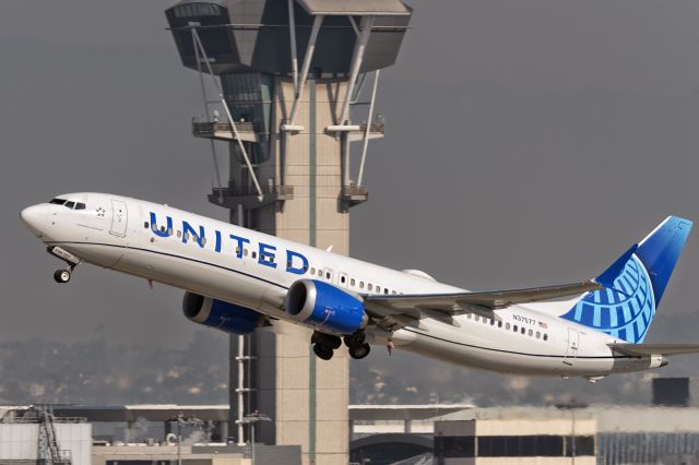 Boeing 737 MAX 9 (N37577) - 11th November, 2024: United flight UA 2667 destined for Washington Dulles taking off past the iconic control tower at LAX. 