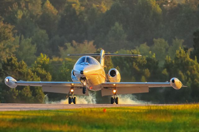 Learjet 25 (N81AX)