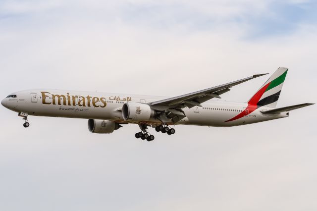 BOEING 777-300 (A6-EPB) - A6-EPB Emirates Boeing 777-31H(ER) coming in from Dubai (OMDB) @ Frankfurt (EDDF) / 28.07.2016