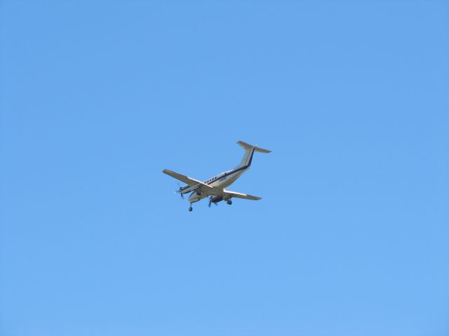 Beechcraft Super King Air 200 (N46BR) - On approach for landing.