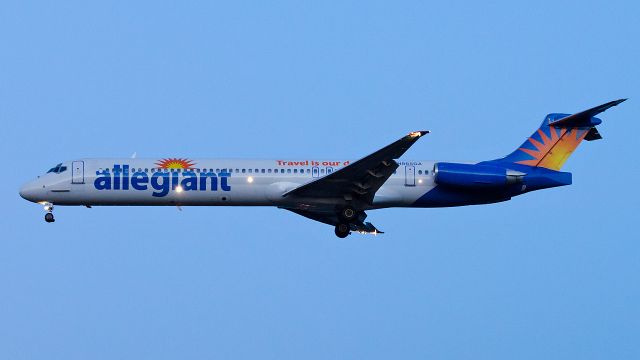 McDonnell Douglas MD-83 (N865GA) - Landing runway 3 after sunset 07-22-13