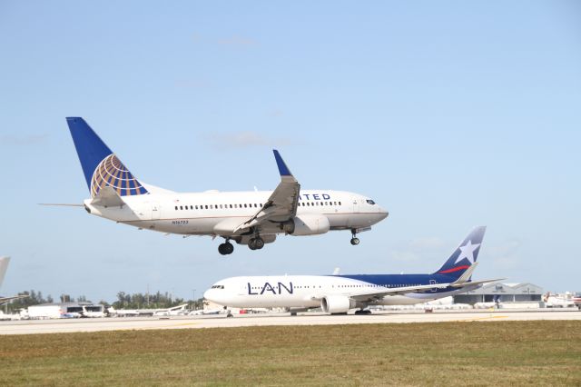 Boeing 737-700 (N16703)