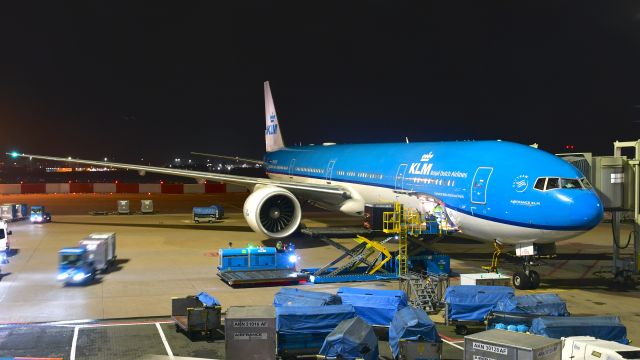 BOEING 777-300ER (PH-BVR) - KLM Boeing 777-306ER PH-BVR in Amsterdam