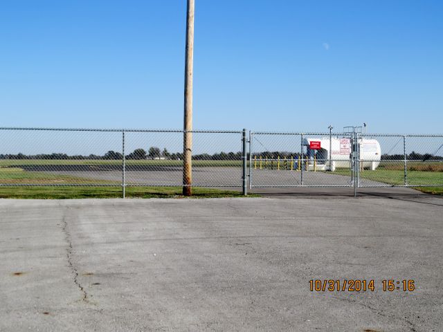 — — - If ever flying a small plane in Southeastern Kansas this is a great paved runway to stop and get good cheap fuel. No waiting.