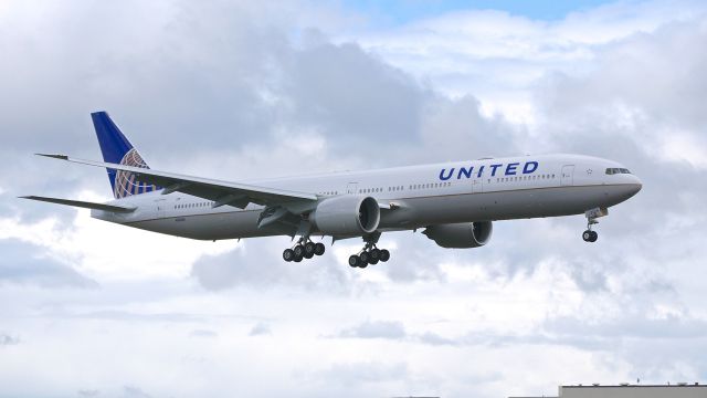 BOEING 777-300 (N2639U) - BOE759 from KPDX on final to Rwy 16R on 4.10.17. (ln 1486 / cn 62650). The aircraft was returning after having been painted.