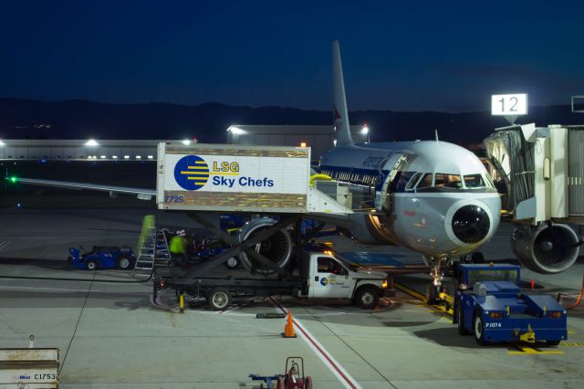 Airbus A319 (N745VJ)