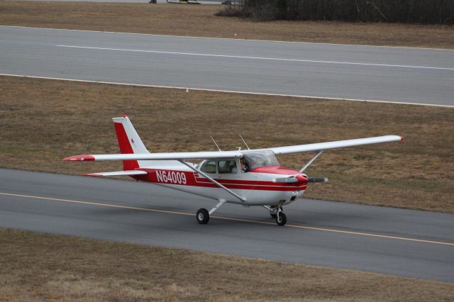 Cessna Skyhawk (N64009) - Taxiing to Park