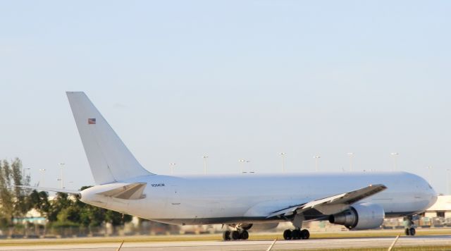 BOEING 767-300 (N364CM)