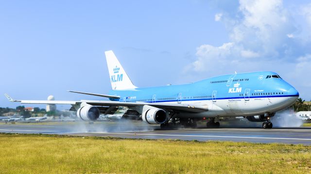 Boeing 747-400 (PH-BFB) - KLM PH-BFB landing on a wet runaway at St Maarten