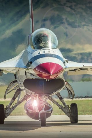 — — - F-16B/D U.S. Airforce Thunderbird at Hill Air Force Base.