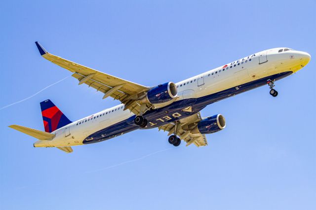 Airbus A321 (N380DN)