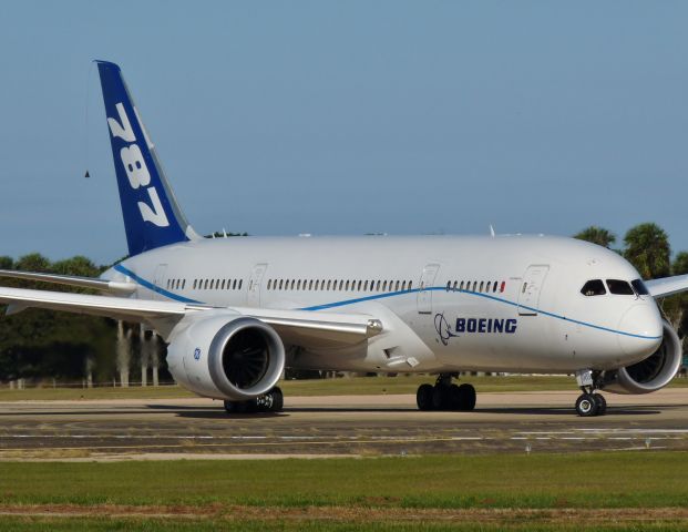 Boeing 787-8 (N787FT)