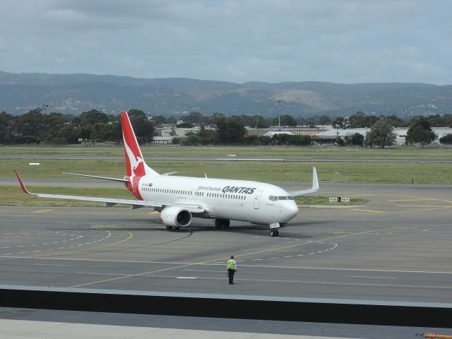 Boeing 737-700 (VH-VXG) - Waiting for daughter to ride this one.