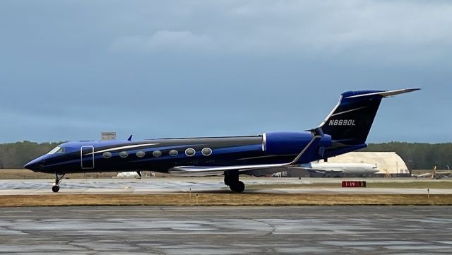 Gulfstream Aerospace Gulfstream IV (N869DL) - N869DL Taxing and getting ready to take off sporting a new livery. 