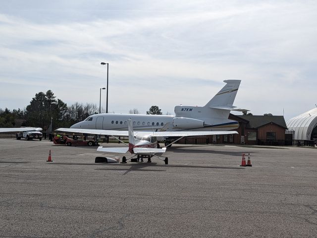 Dassault Falcon 900 (N7KM)