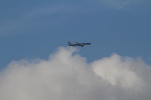 Boeing 737-700 (PH-BCB) - Boeing 737-800, van de KLM, vanuit Edinburgh (Schotland) in de aanvliegroute naar Schiphol.