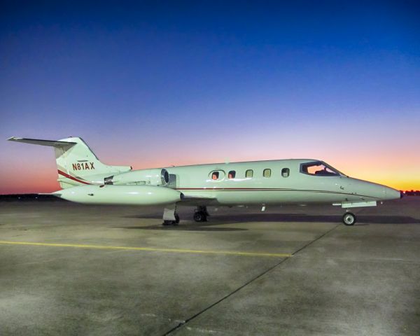 Learjet 25 (N81AX)