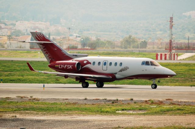 Hawker 800 (LY-FSK)