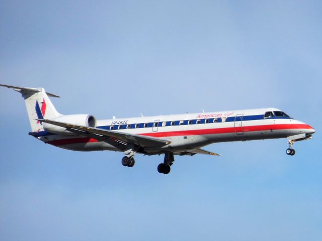 Embraer ERJ-145 (N845AE) - American Eagle/Envoy Air (AA/MQ) N845AE ERJ-140 LR [cn145685]br /Dallas Fort Worth (DFW). American Eagle/Envoy Air flight AA2999/MQ2999 arriving from Shreveport (SHV). This white livery was replaced by a new silver livery in 2013 following the American Airlines merger with US Airways.br /Taken from Founders Plaza Observation Area, North Airfield Drivebr /2013 11 28  a rel=nofollow href=http://alphayankee.smugmug.com/Airlines-and-Airliners-Portfolio/Airlines/AmericasAirlines/American-Eagle-AAAXCPENEVMQOHOOYVYXZWhttps://alphayankee.smugmug.com/Airlines-and-Airliners-Portfolio/Airlines/AmericasAirlines/American-Eagle-AAAXCPENEVMQOHOOYVYXZW/a