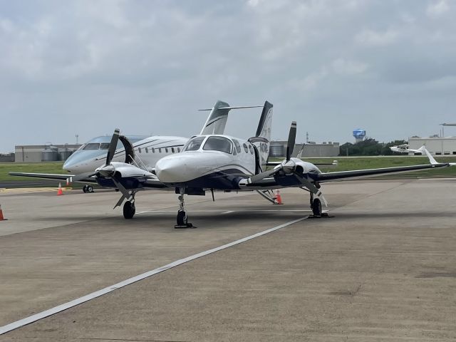 Cessna 421 (N421MU)