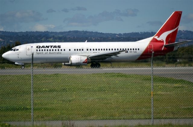 BOEING 737-400 (VH-TJU) - A Qantas old girl rolling for a long take off run on runway 05.