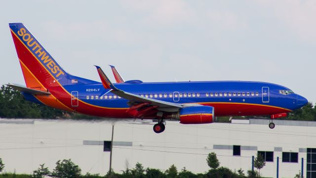 Boeing 737-700 (N264LV)