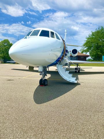 Dassault Falcon 2000 (N18CG) - 2009 DASSAULT AVIATION FALCON 900EX, awaiting passengers. Took this pic. Before we began marshaling for departure. 