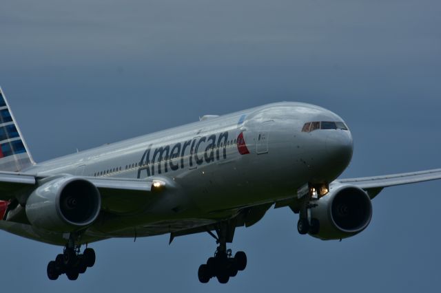 Boeing 777-200 —