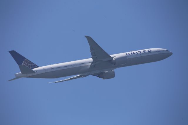 BOEING 777-300ER (N2639U)