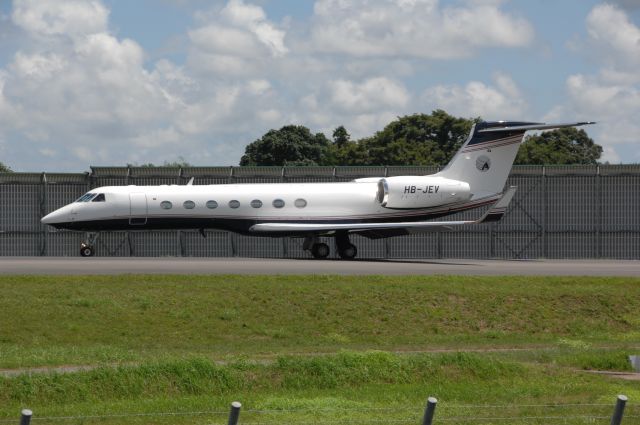 Gulfstream Aerospace Gulfstream V (HB-JEV) - Taxi at Narita Intl Airport on 2007/8/12