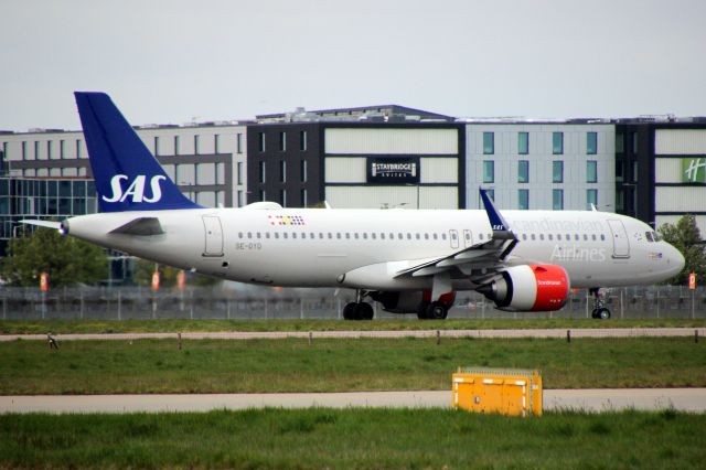 Airbus A320neo (SE-DYD) - Lining up to depart rwy 09L on 21-Apr-21 operating flight SAS528 to ESSA.