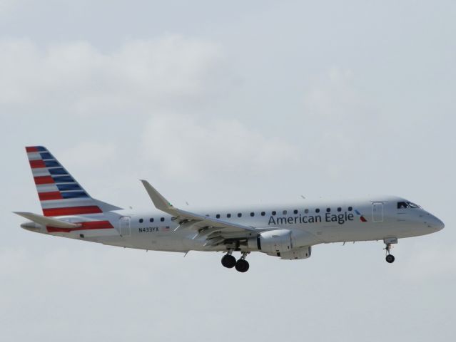 Embraer 170/175 (N433YX)