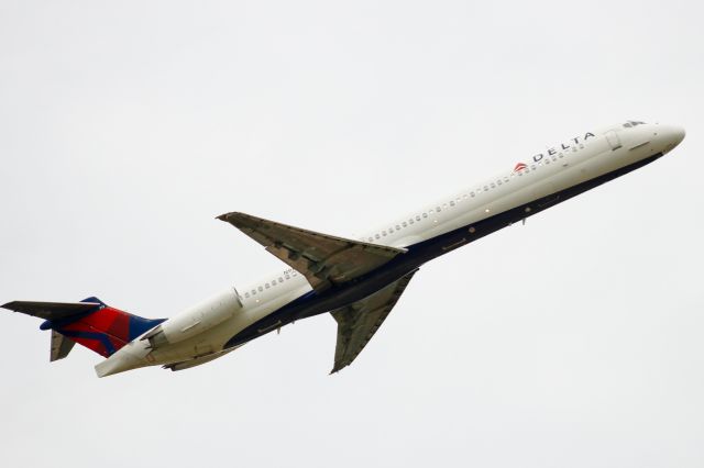 McDonnell Douglas MD-88 (N913DL) - Those really loud JT engines powering this old MD to a quick flight to Atlanta.