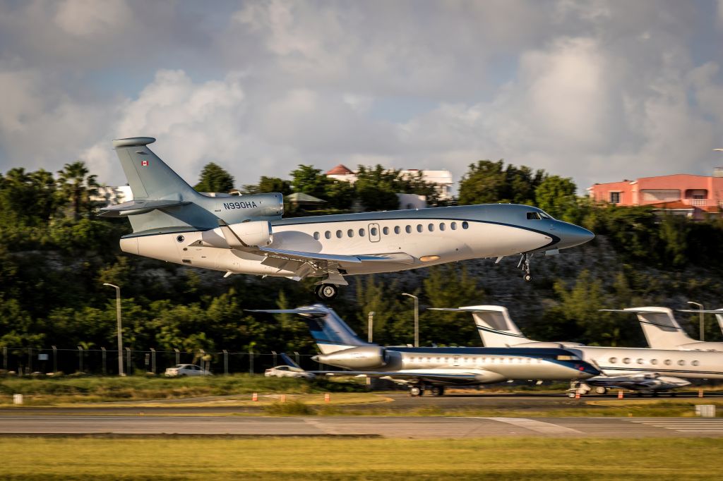 Dassault Falcon 7X (N990HA) - Dassault Falcon 7X seconds from touchdown 
