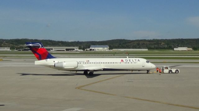 Boeing 717-200 (N985AT) - Delta 999 departing to Minneapolis at 3:39 P.M.    Taken September 10, 2015. 