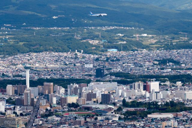 Boeing 777-200 (JA703A) - ANAbr /Boeing 777-281br /photographed it from Mount Hakodate.br /September.14.2015 Hakodate Airport [HKD/RJCH] JAPAN