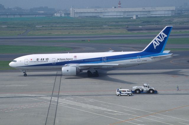 Boeing 777-200 (JA706A) - Taxing at Tokyo-Haneda Intl Airport on 2000/08/23