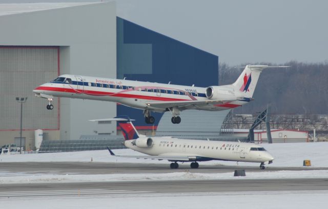 Embraer ERJ-145 (EGF3605) - Landing on 18 Left with a CRJ-900 awaiting his turn