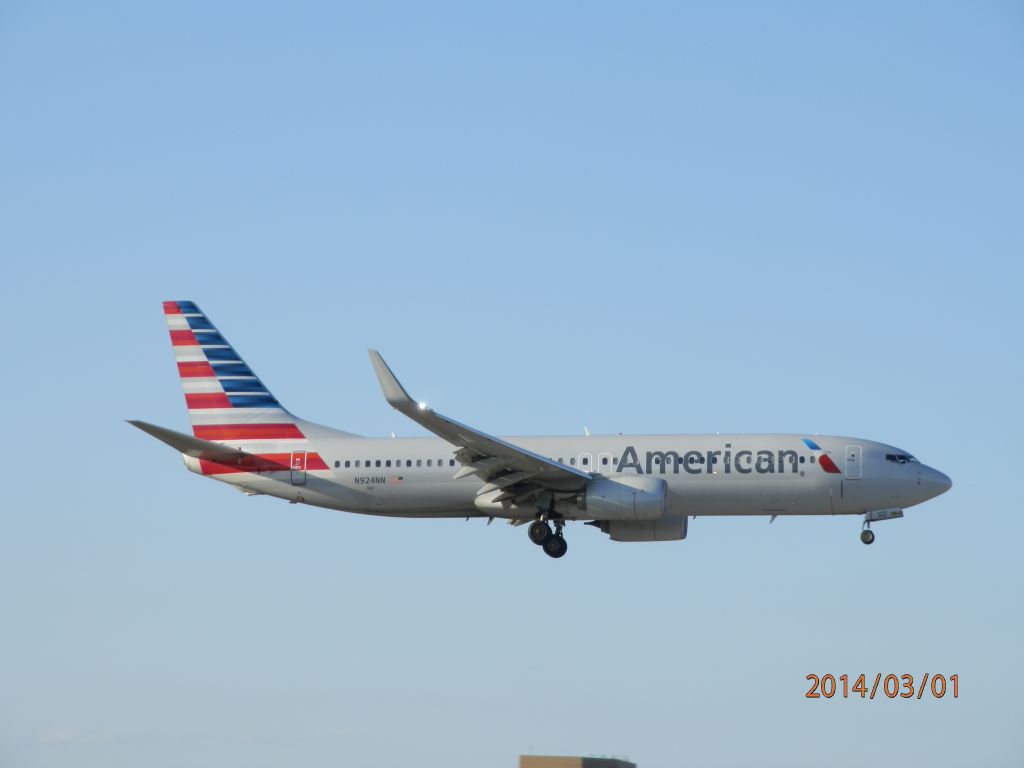 Boeing 737-800 (N924NN)