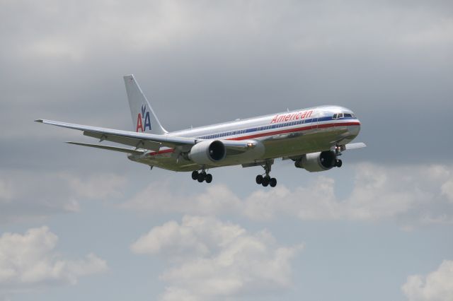 BOEING 767-300 (N397AN)