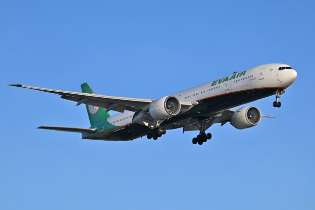 BOEING 777-300 (B-16735)