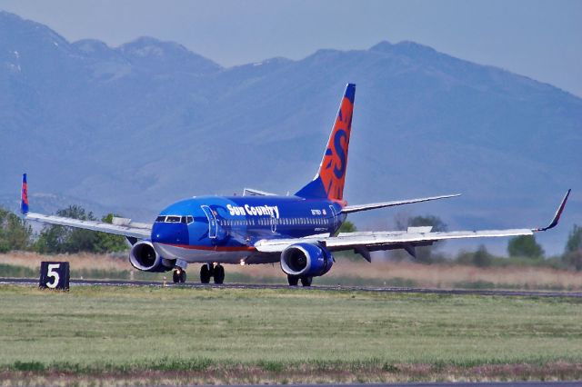 Boeing 737-700 (N711SY)