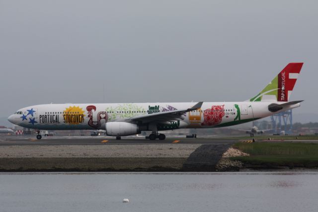 Airbus A330-300 (CS-TOW)