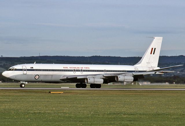 A20627 — - AUSTRALIA - AIR FORCE - BOEING 707-338C - REG A20-627 (19627/707) - EDINBURGH RAAF BASE ADELAIDE SA. AUSTRALIA - YPED 35MM SLIDE SCANNED AT 6400 DPI.