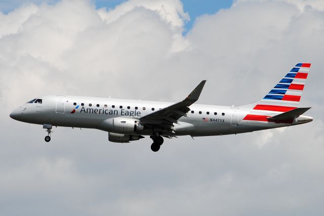 Embraer 175 (N447YX)