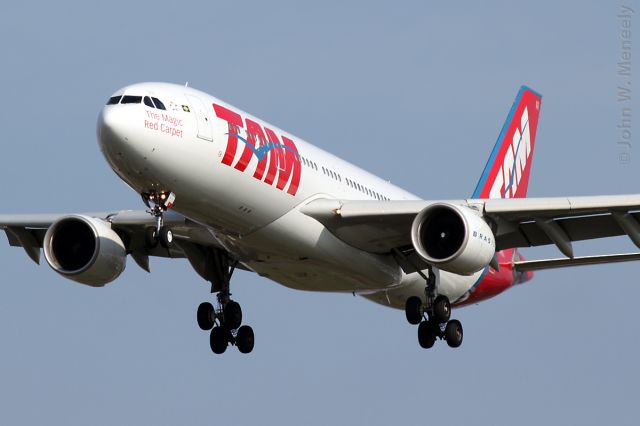 Airbus A330-300 (PT-MVR) - Short final for 27L - March 11, 2012