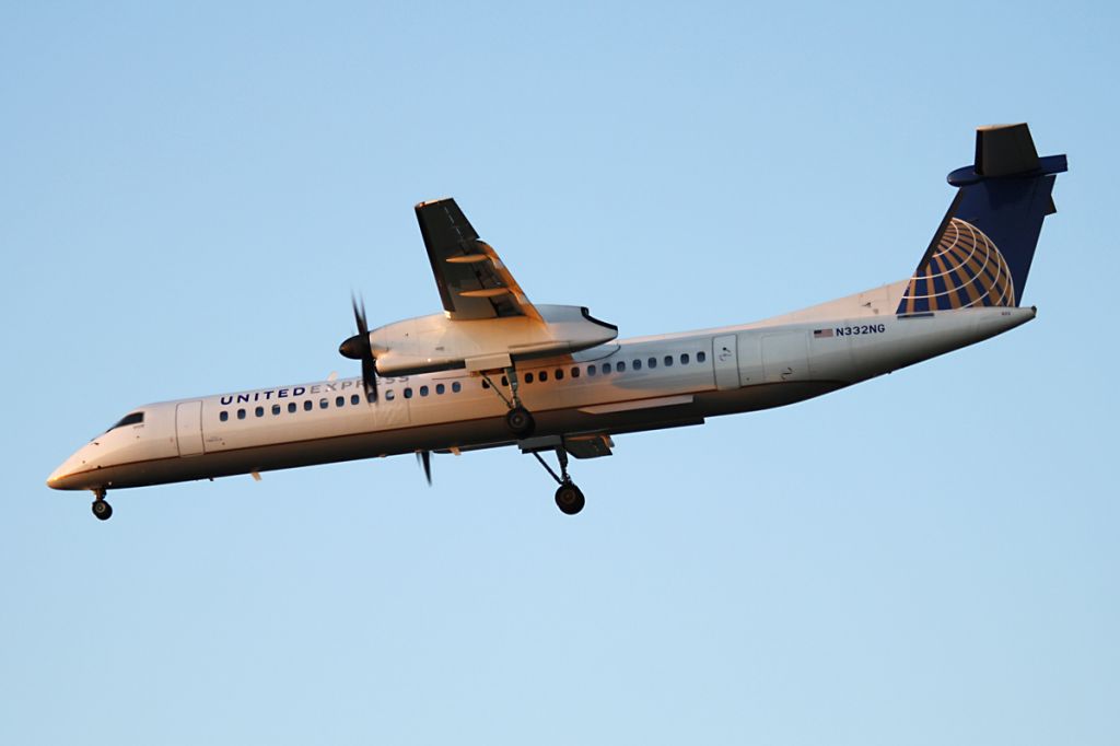 N332NG — - Short final for 28 at sunset, Oct. 29, 2011